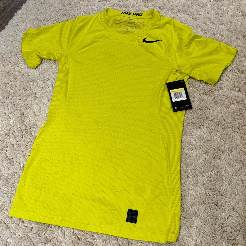 Nike Pro Hyper Cool Fitted Vibrant Yellow Tee men’s small